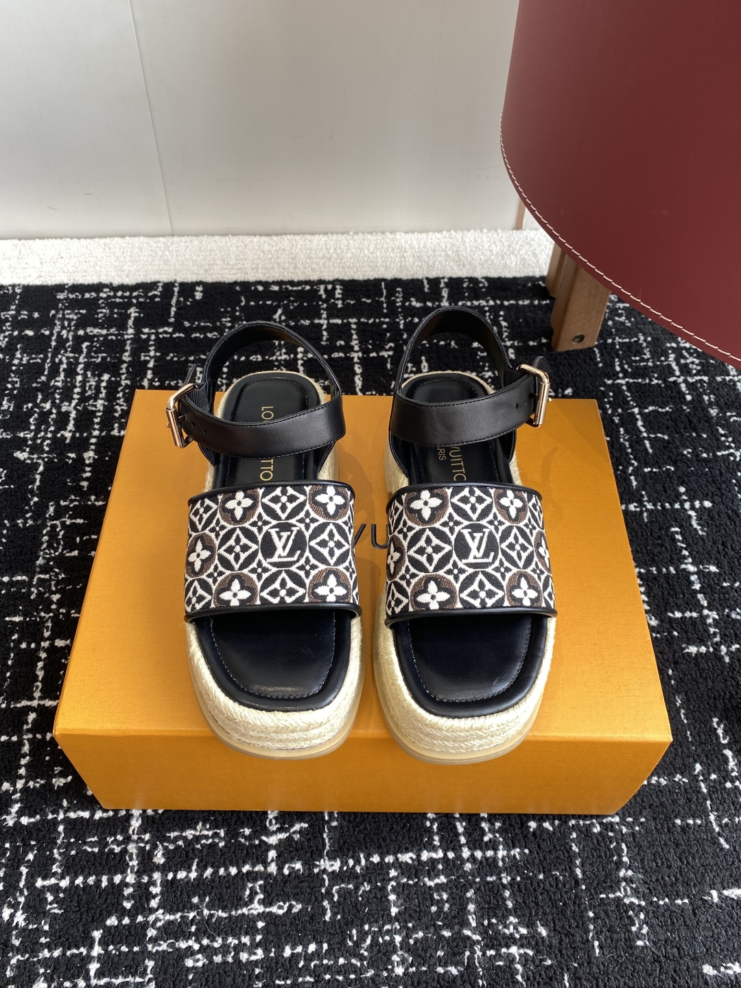 代购级
Louis Vitiaton new arrival～LV春夏厚底漆皮水台凉鞋.单宁色搭配的牛皮