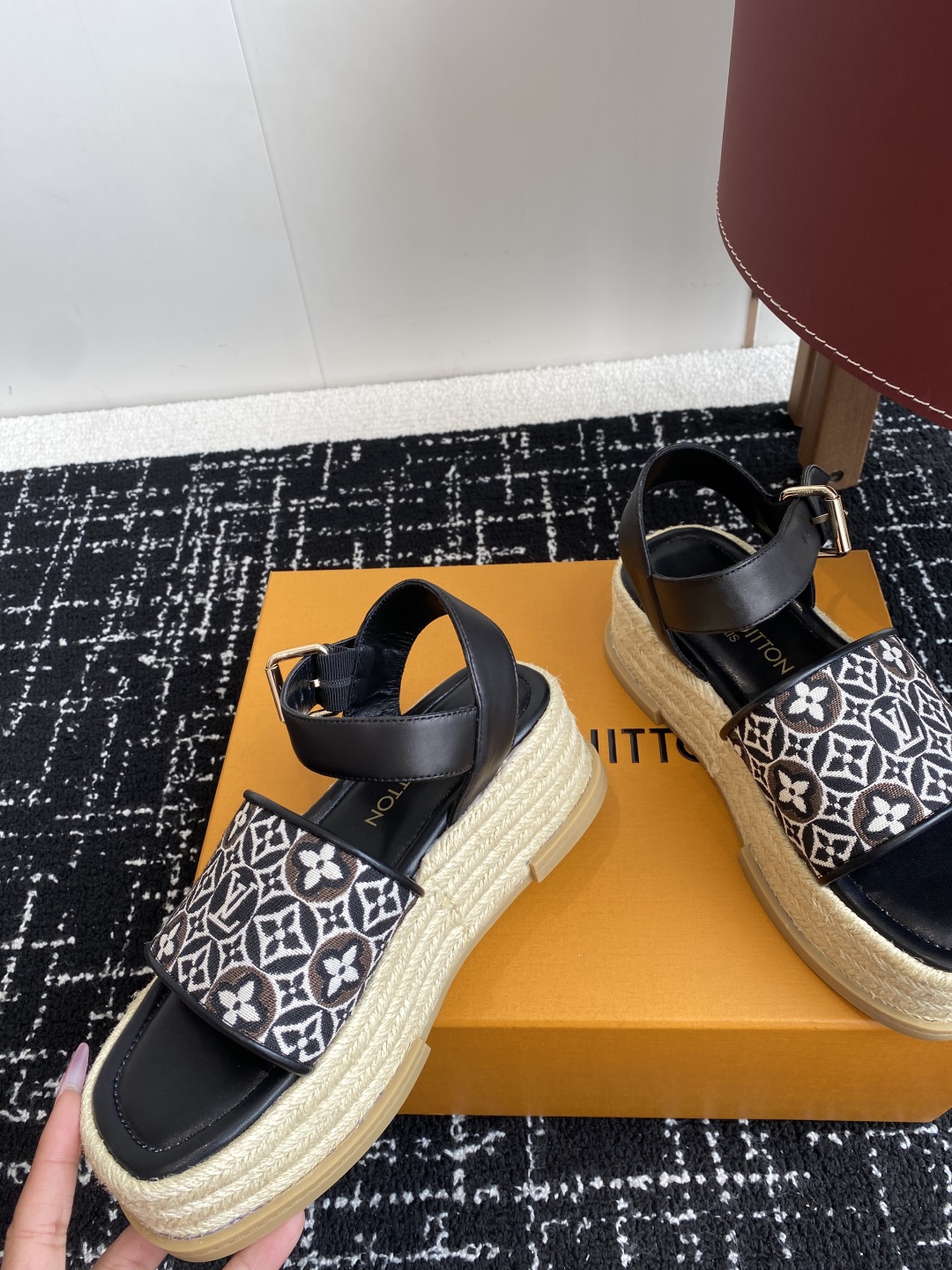 代购级
Louis Vitiaton new arrival～LV春夏厚底漆皮水台凉鞋.单宁色搭配的牛皮