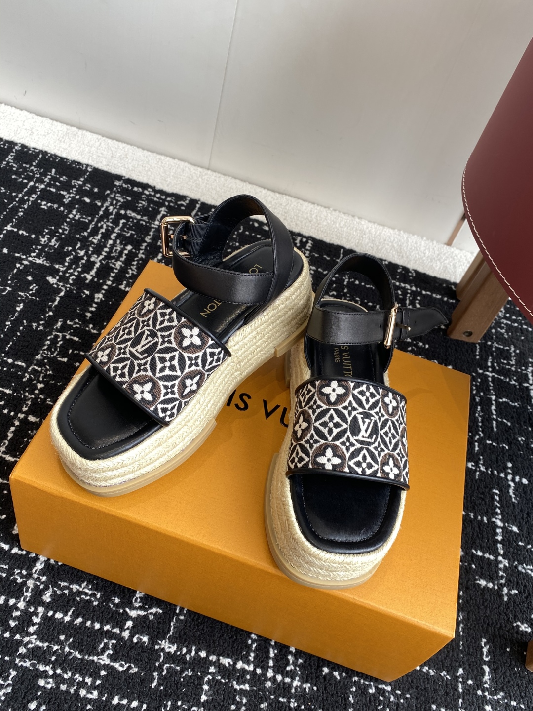 代购级
Louis Vitiaton new arrival～LV春夏厚底漆皮水台凉鞋.单宁色搭配的牛皮