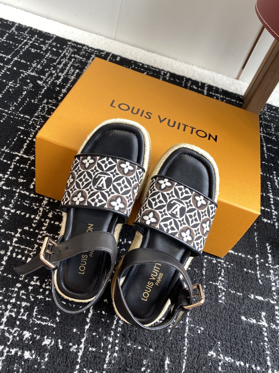代购级
Louis Vitiaton new arrival～LV春夏厚底漆皮水台凉鞋.单宁色搭配的牛皮
