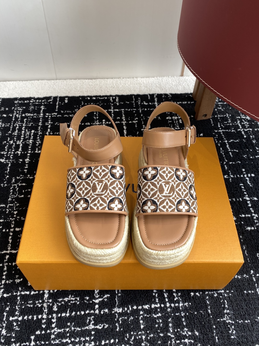 代购级
Louis Vitiaton new arrival～LV春夏厚底漆皮水台凉鞋.单宁色搭配的牛皮