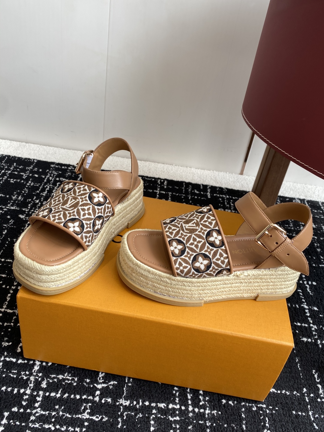 代购级
Louis Vitiaton new arrival～LV春夏厚底漆皮水台凉鞋.单宁色搭配的牛皮