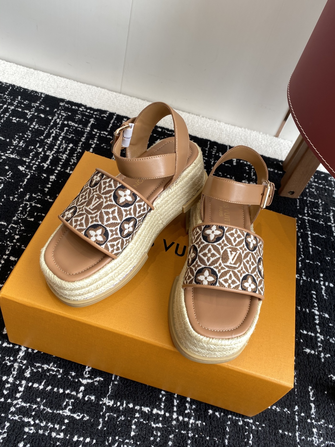 代购级
Louis Vitiaton new arrival～LV春夏厚底漆皮水台凉鞋.单宁色搭配的牛皮