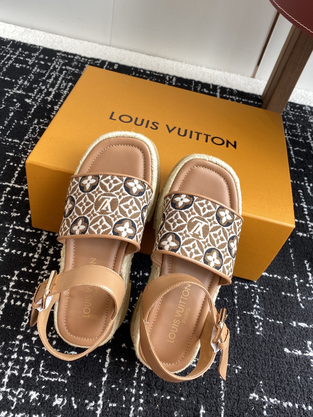 代购级
Louis Vitiaton new arrival～LV春夏厚底漆皮水台凉鞋.单宁色搭配的牛皮