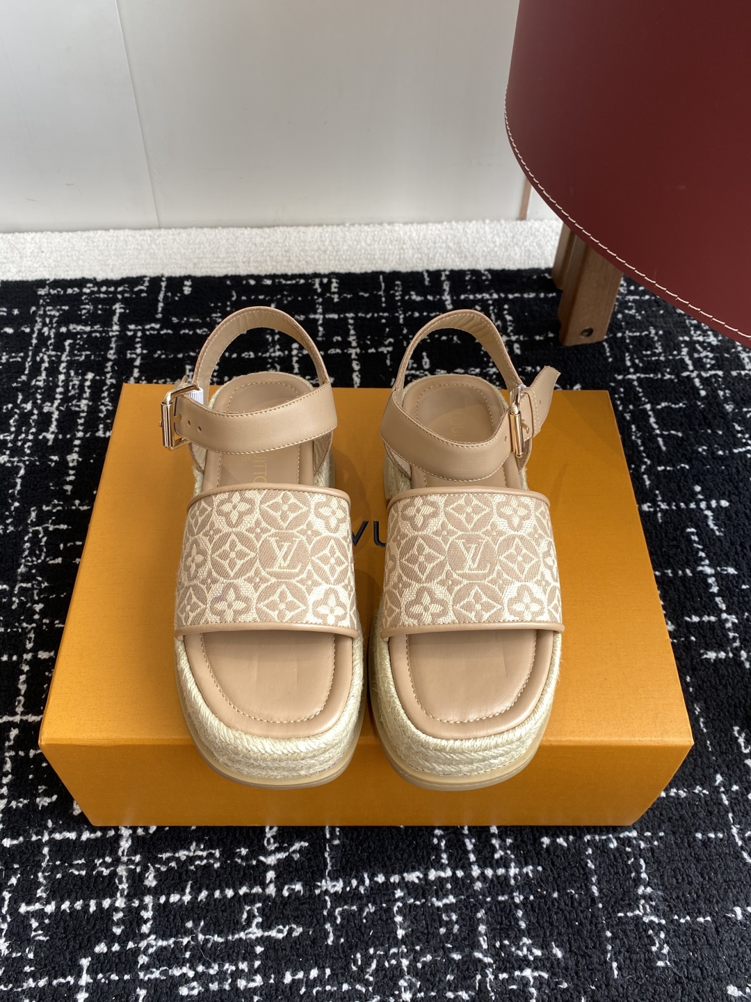 代购级
Louis Vitiaton new arrival～LV春夏厚底漆皮水台凉鞋.单宁色搭配的牛皮