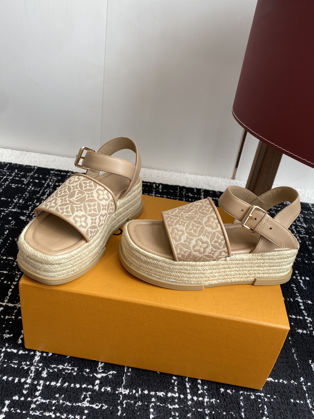 代购级
Louis Vitiaton new arrival～LV春夏厚底漆皮水台凉鞋.单宁色搭配的牛皮