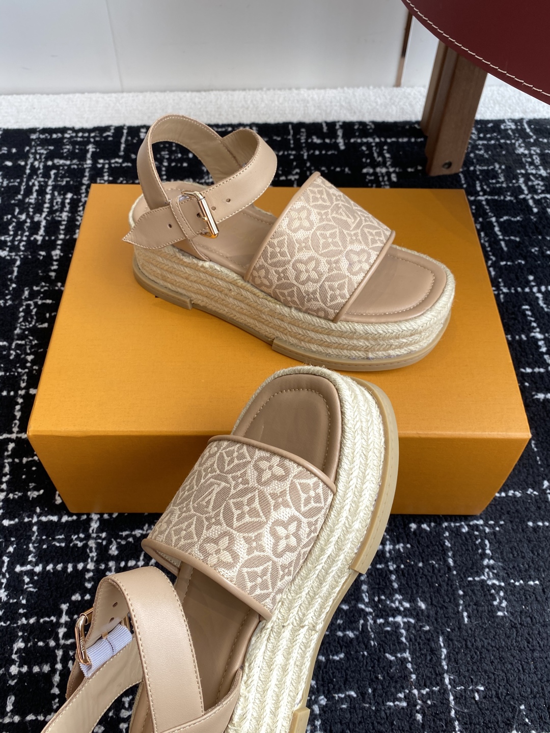 代购级
Louis Vitiaton new arrival～LV春夏厚底漆皮水台凉鞋.单宁色搭配的牛皮