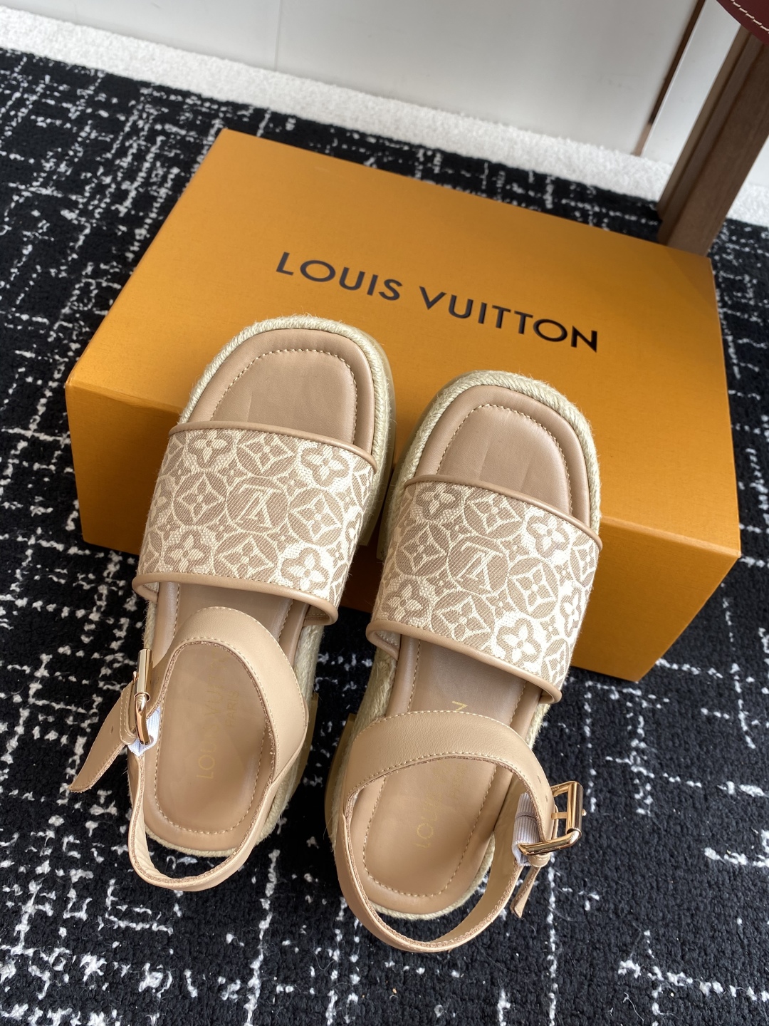 代购级
Louis Vitiaton new arrival～LV春夏厚底漆皮水台凉鞋.单宁色搭配的牛皮