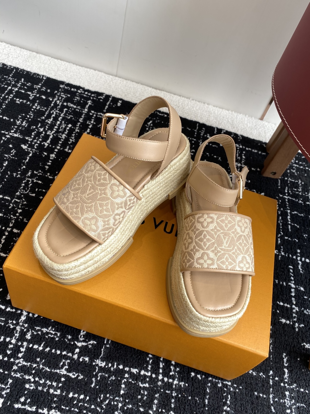 代购级
Louis Vitiaton new arrival～LV春夏厚底漆皮水台凉鞋.单宁色搭配的牛皮