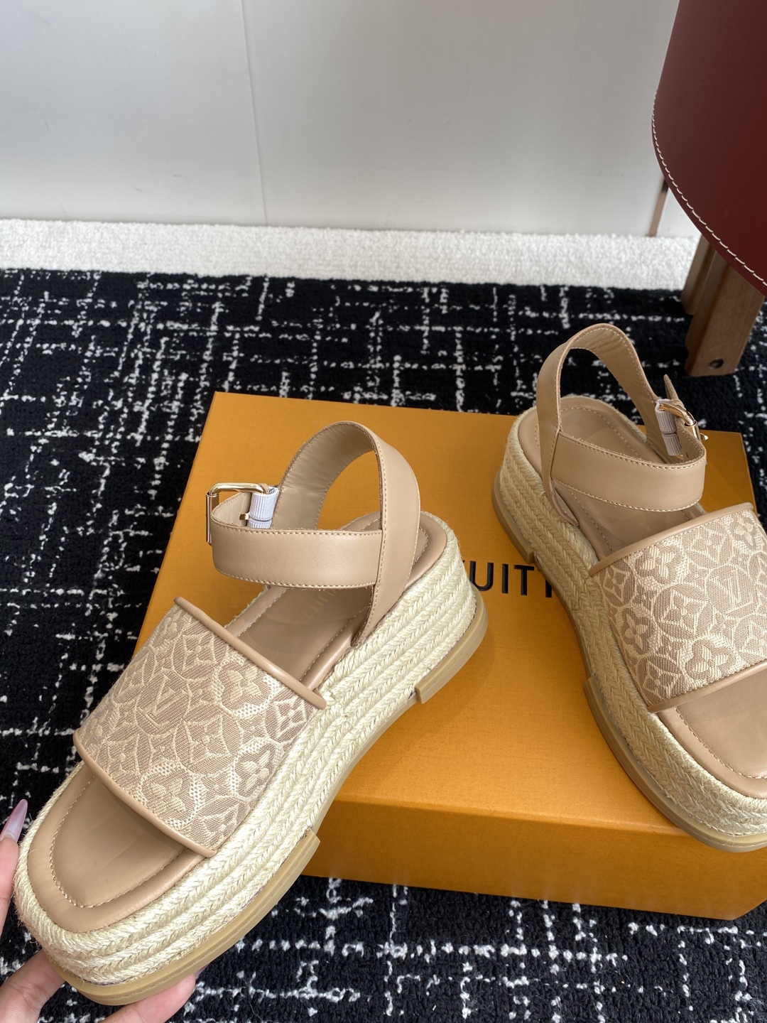 代购级
Louis Vitiaton new arrival～LV春夏厚底漆皮水台凉鞋.单宁色搭配的牛皮