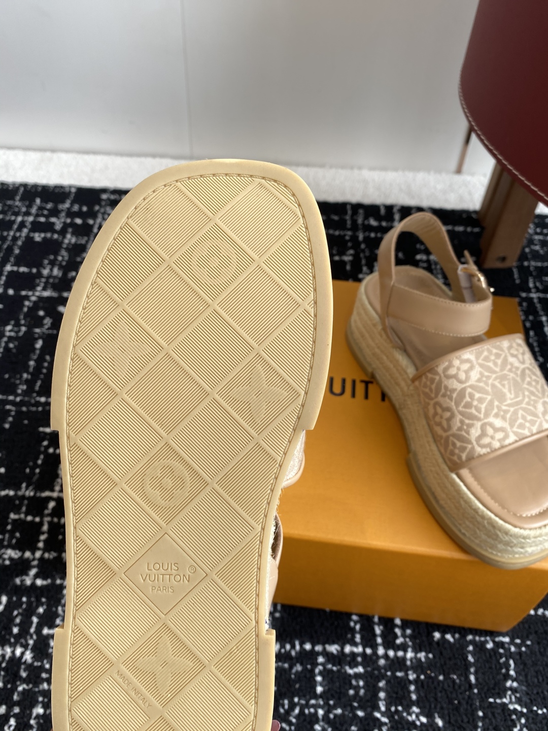 代购级
Louis Vitiaton new arrival～LV春夏厚底漆皮水台凉鞋.单宁色搭配的牛皮