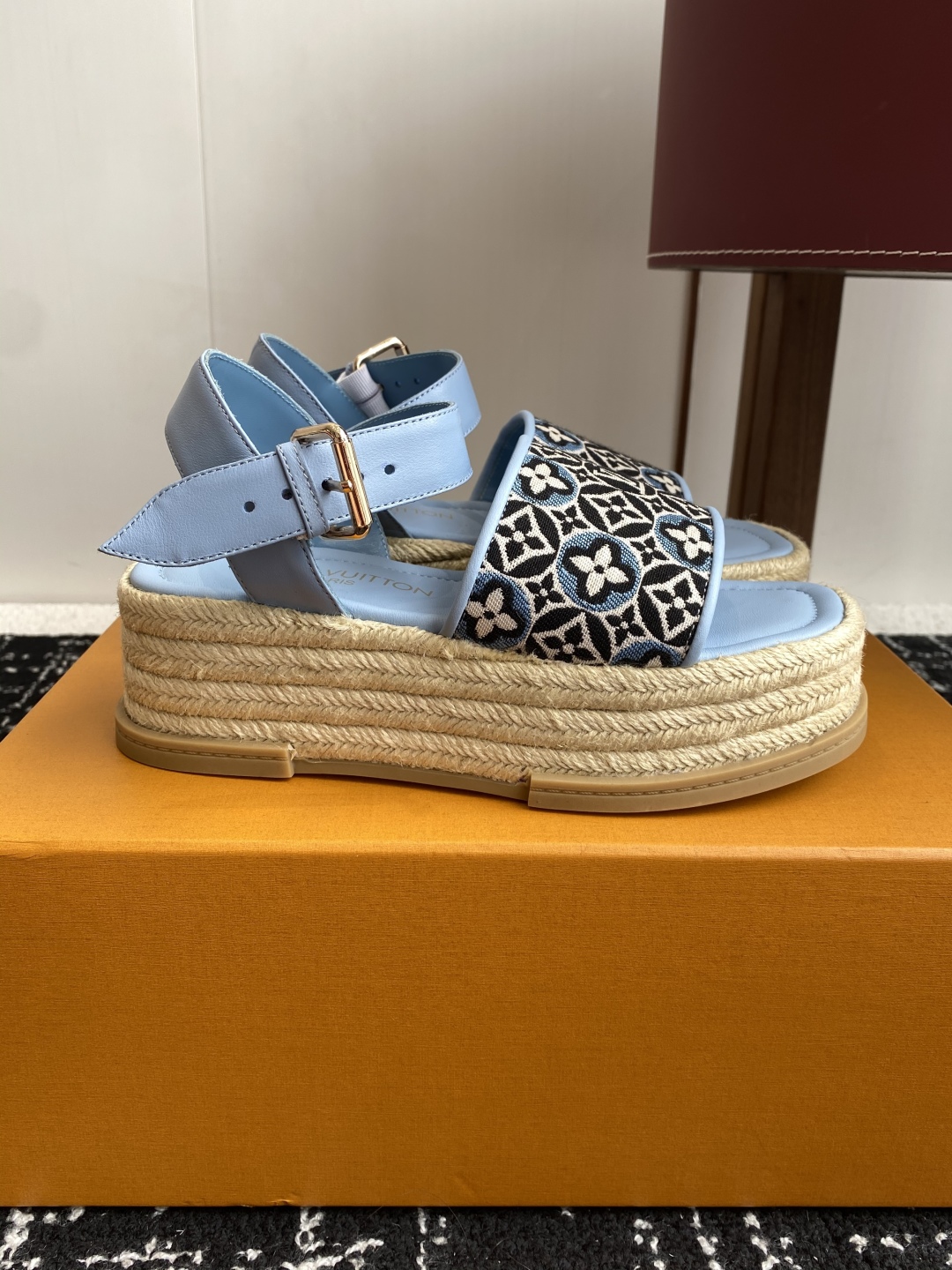 代购级
Louis Vitiaton new arrival～LV春夏厚底漆皮水台凉鞋.单宁色搭配的牛皮