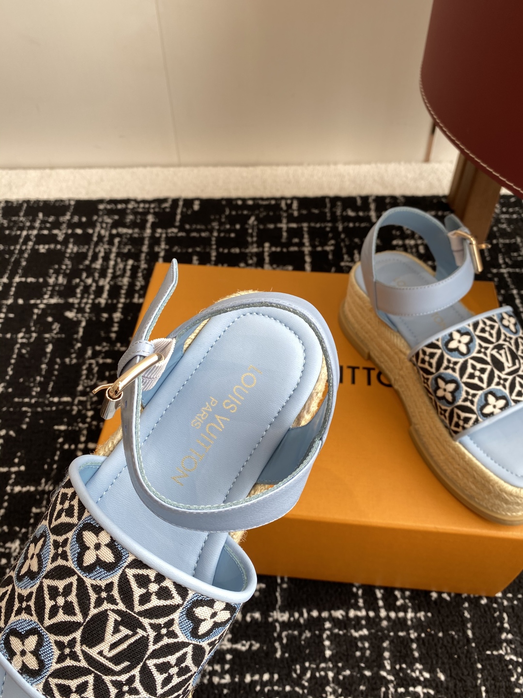 代购级
Louis Vitiaton new arrival～LV春夏厚底漆皮水台凉鞋.单宁色搭配的牛皮