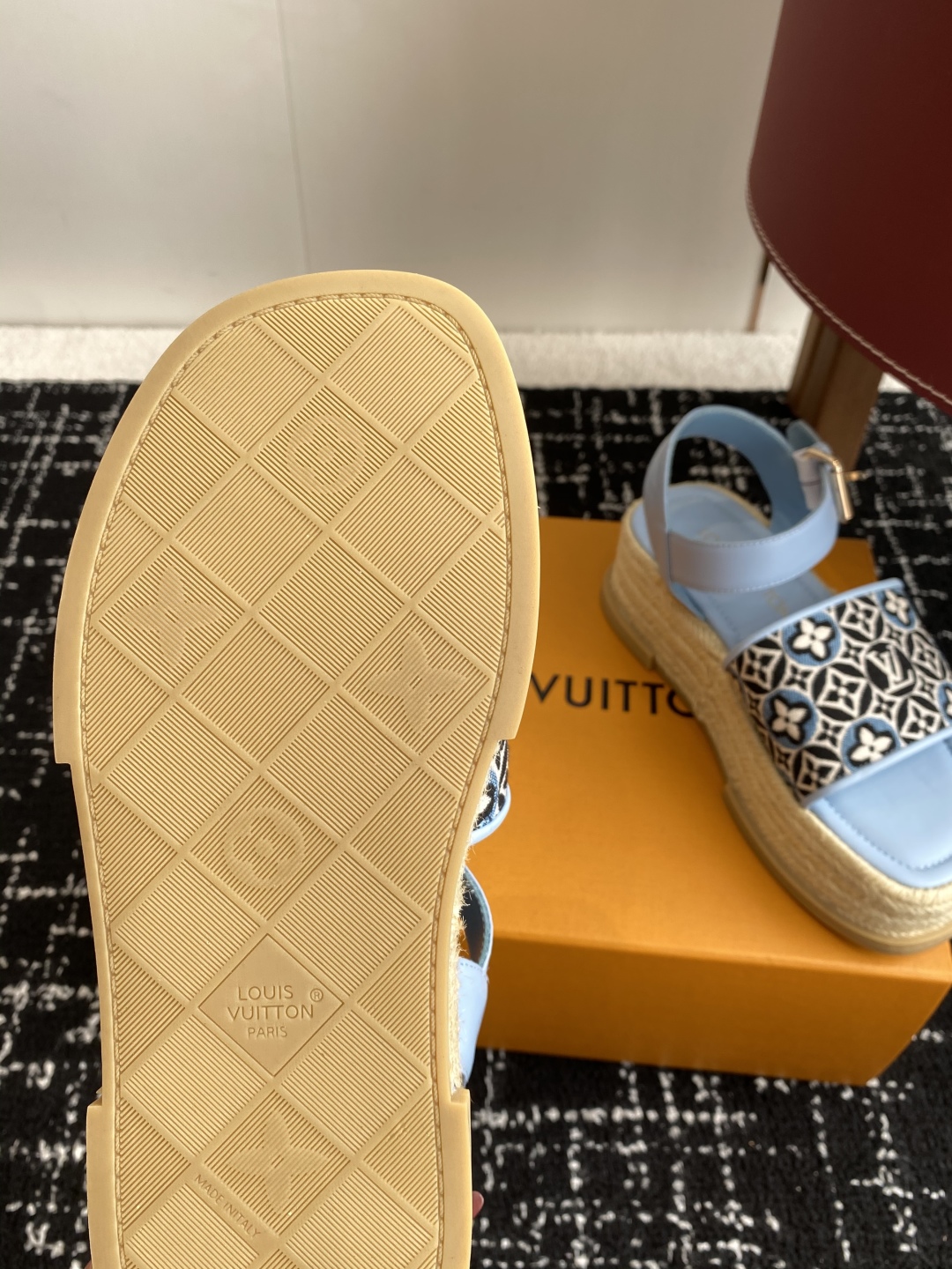 代购级
Louis Vitiaton new arrival～LV春夏厚底漆皮水台凉鞋.单宁色搭配的牛皮