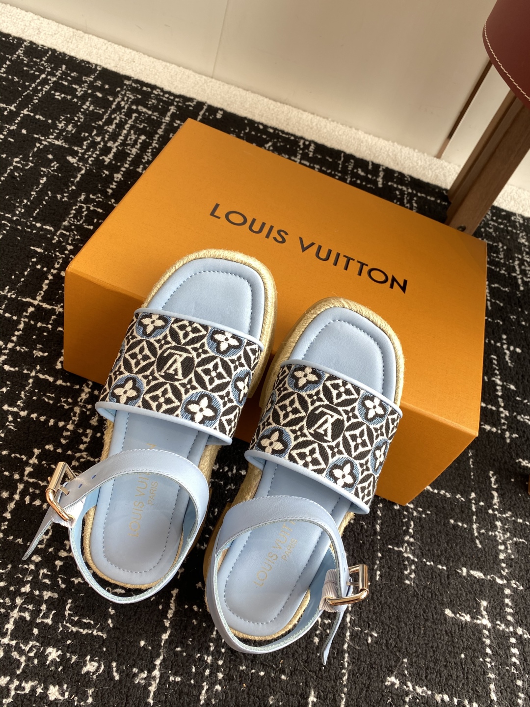 代购级
Louis Vitiaton new arrival～LV春夏厚底漆皮水台凉鞋.单宁色搭配的牛皮