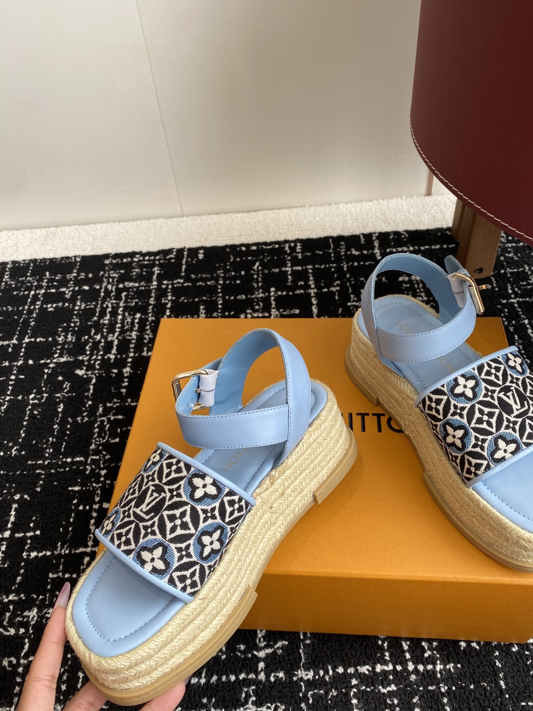 代购级
Louis Vitiaton new arrival～LV春夏厚底漆皮水台凉鞋.单宁色搭配的牛皮