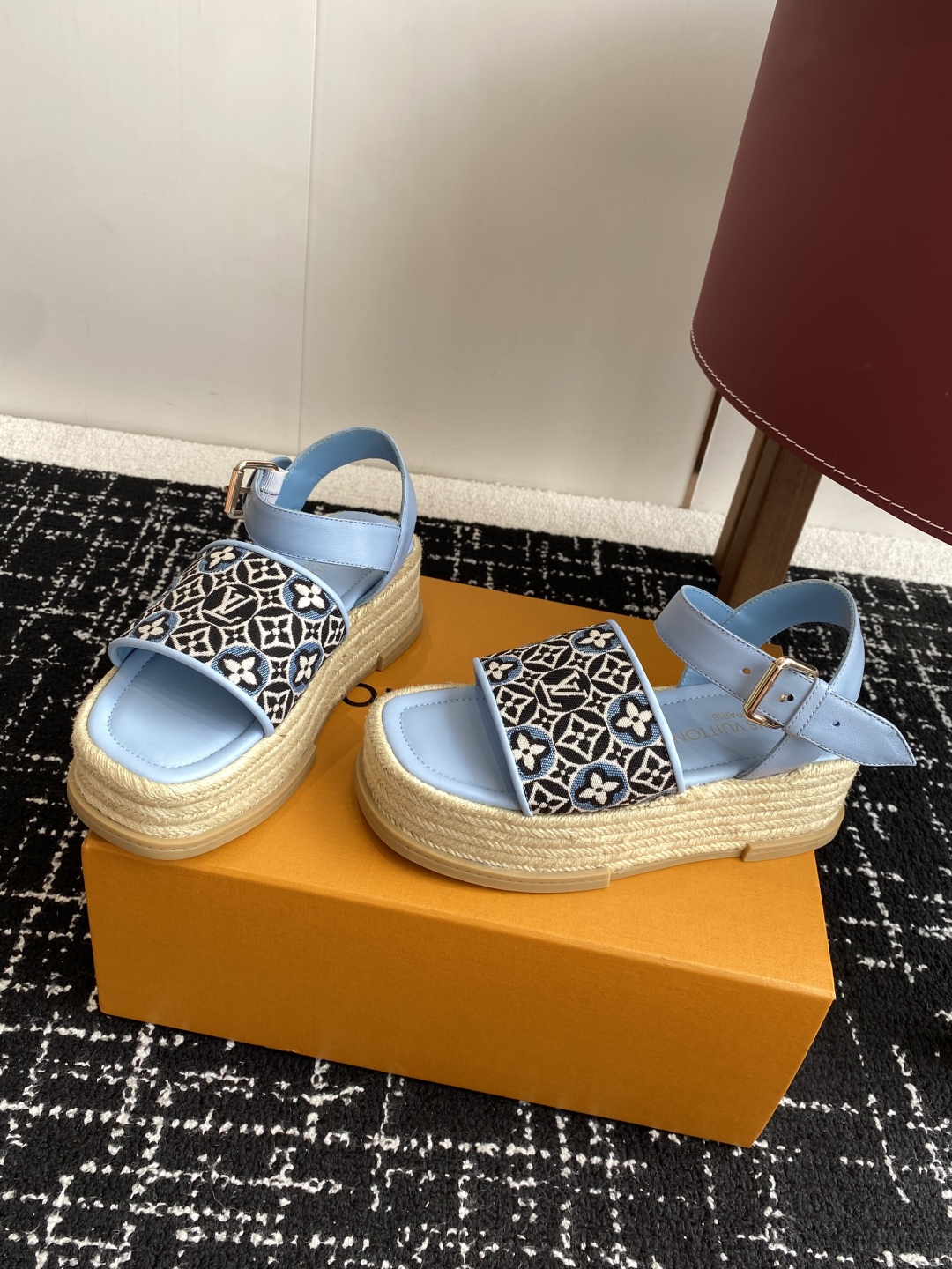 代购级
Louis Vitiaton new arrival～LV春夏厚底漆皮水台凉鞋.单宁色搭配的牛皮