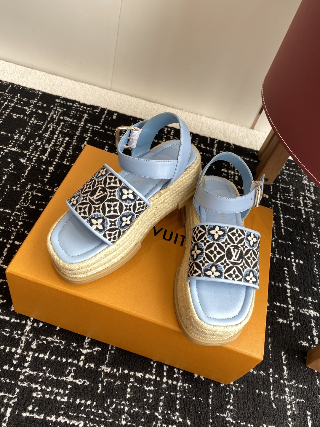 代购级
Louis Vitiaton new arrival～LV春夏厚底漆皮水台凉鞋.单宁色搭配的牛皮