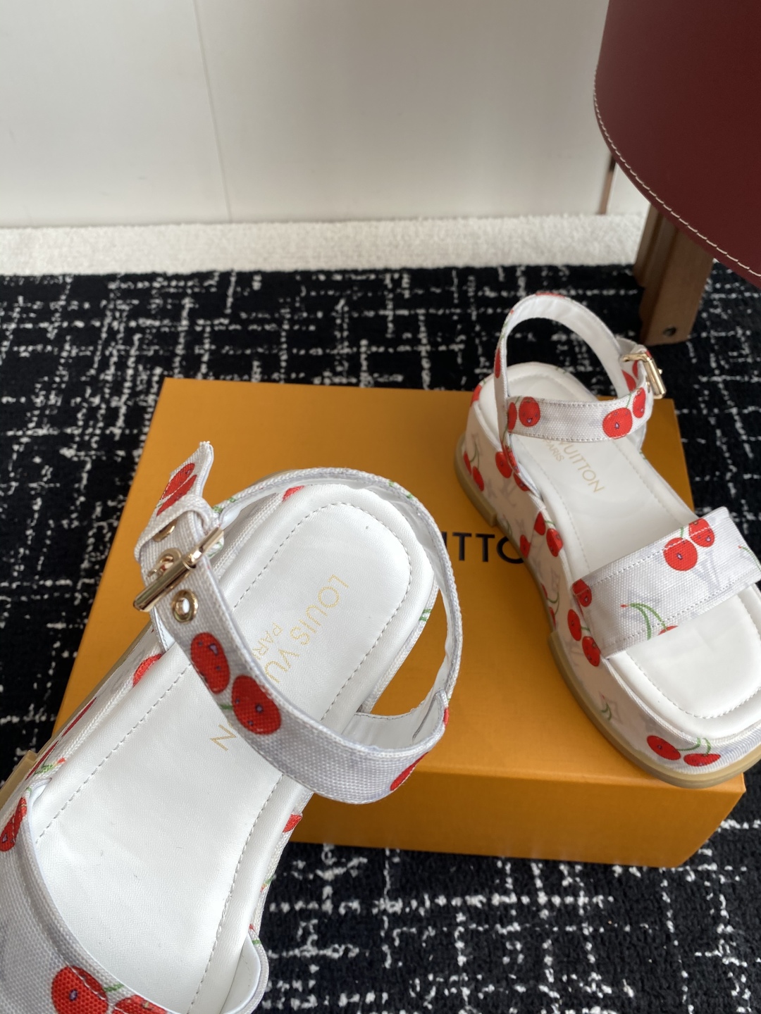 代购级
Louis Vitiaton new arrival～LV春夏厚底漆皮水台凉鞋.单宁色搭配的牛皮