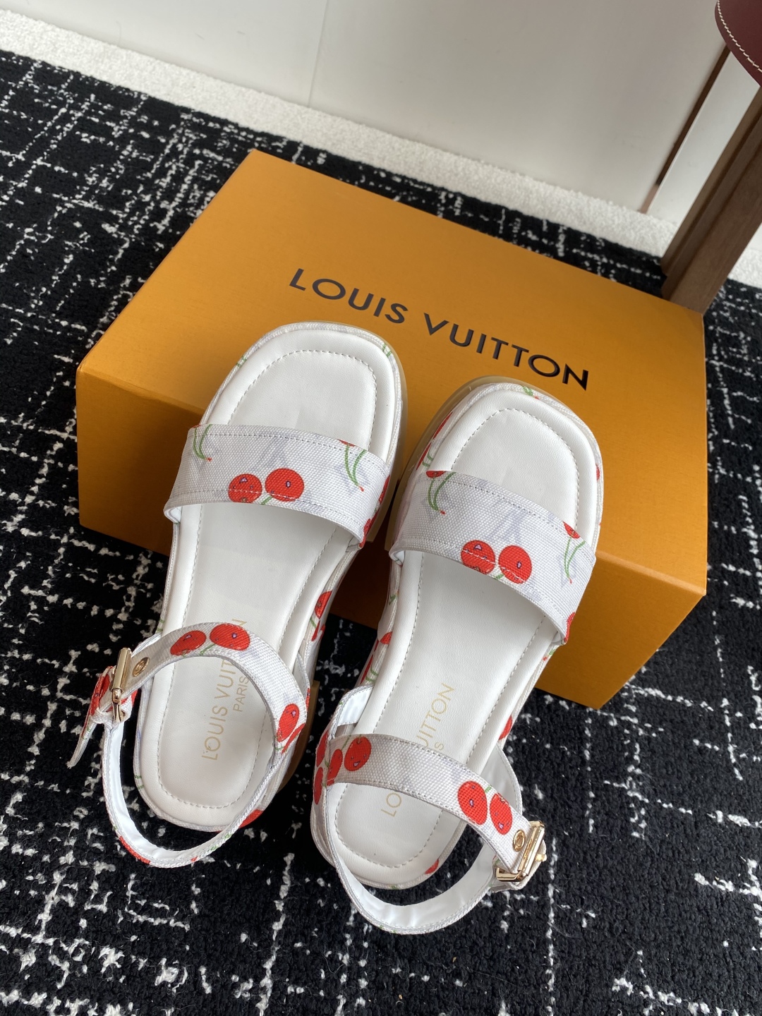 代购级
Louis Vitiaton new arrival～LV春夏厚底漆皮水台凉鞋.单宁色搭配的牛皮