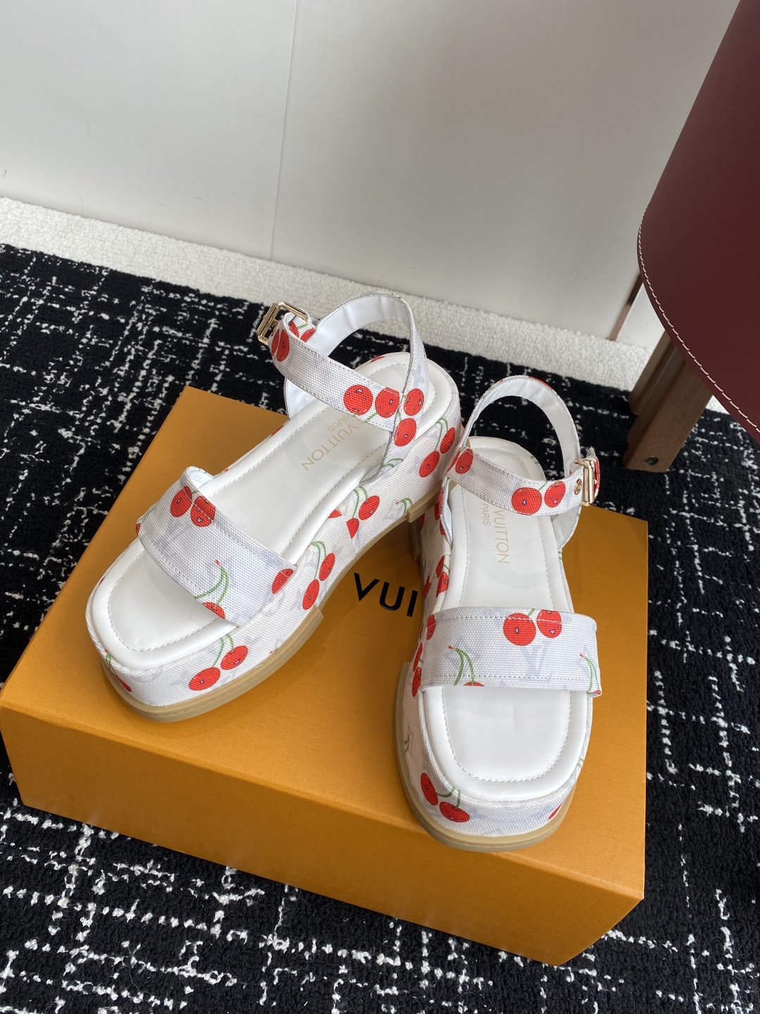 代购级
Louis Vitiaton new arrival～LV春夏厚底漆皮水台凉鞋.单宁色搭配的牛皮