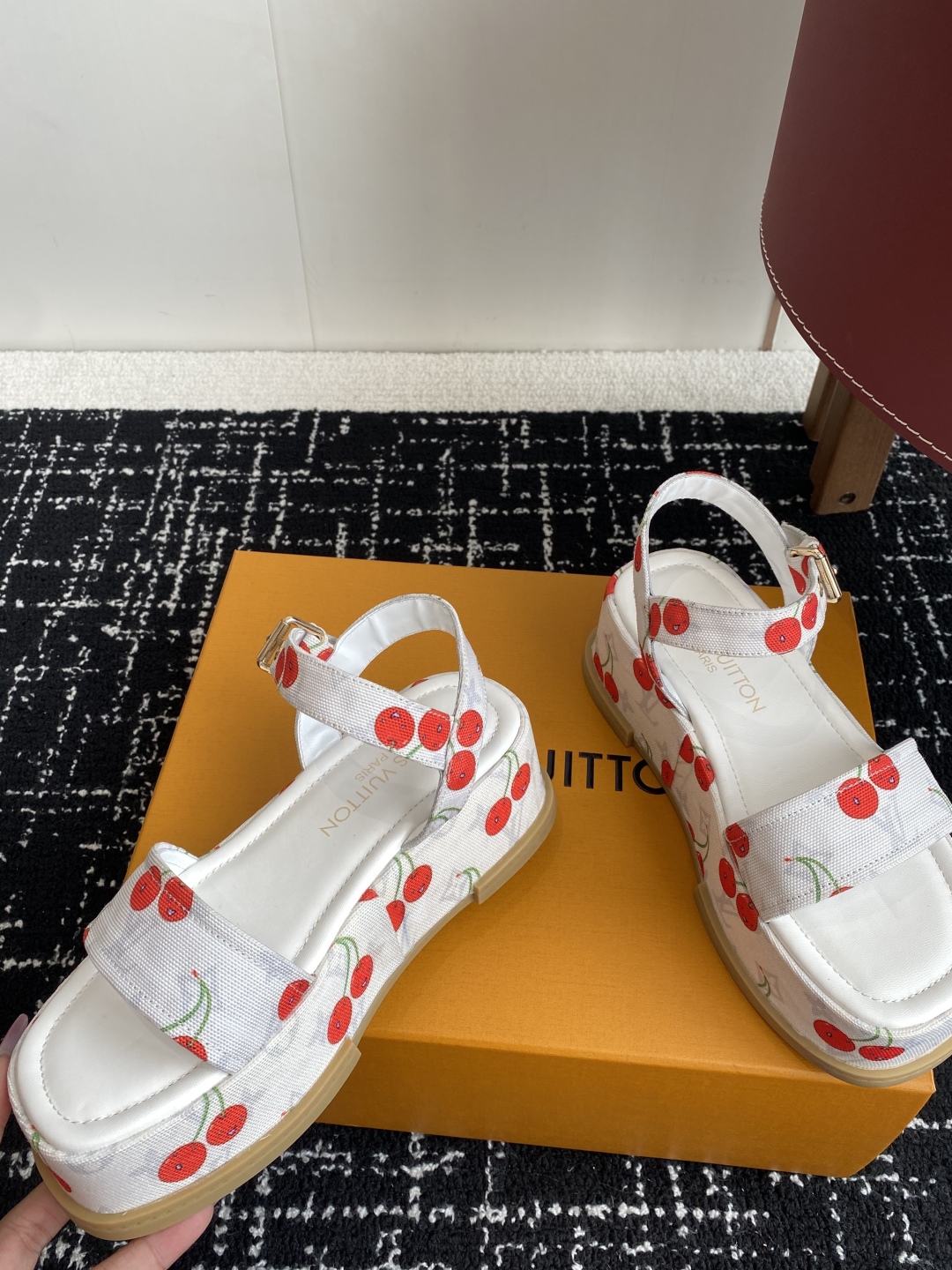 代购级
Louis Vitiaton new arrival～LV春夏厚底漆皮水台凉鞋.单宁色搭配的牛皮