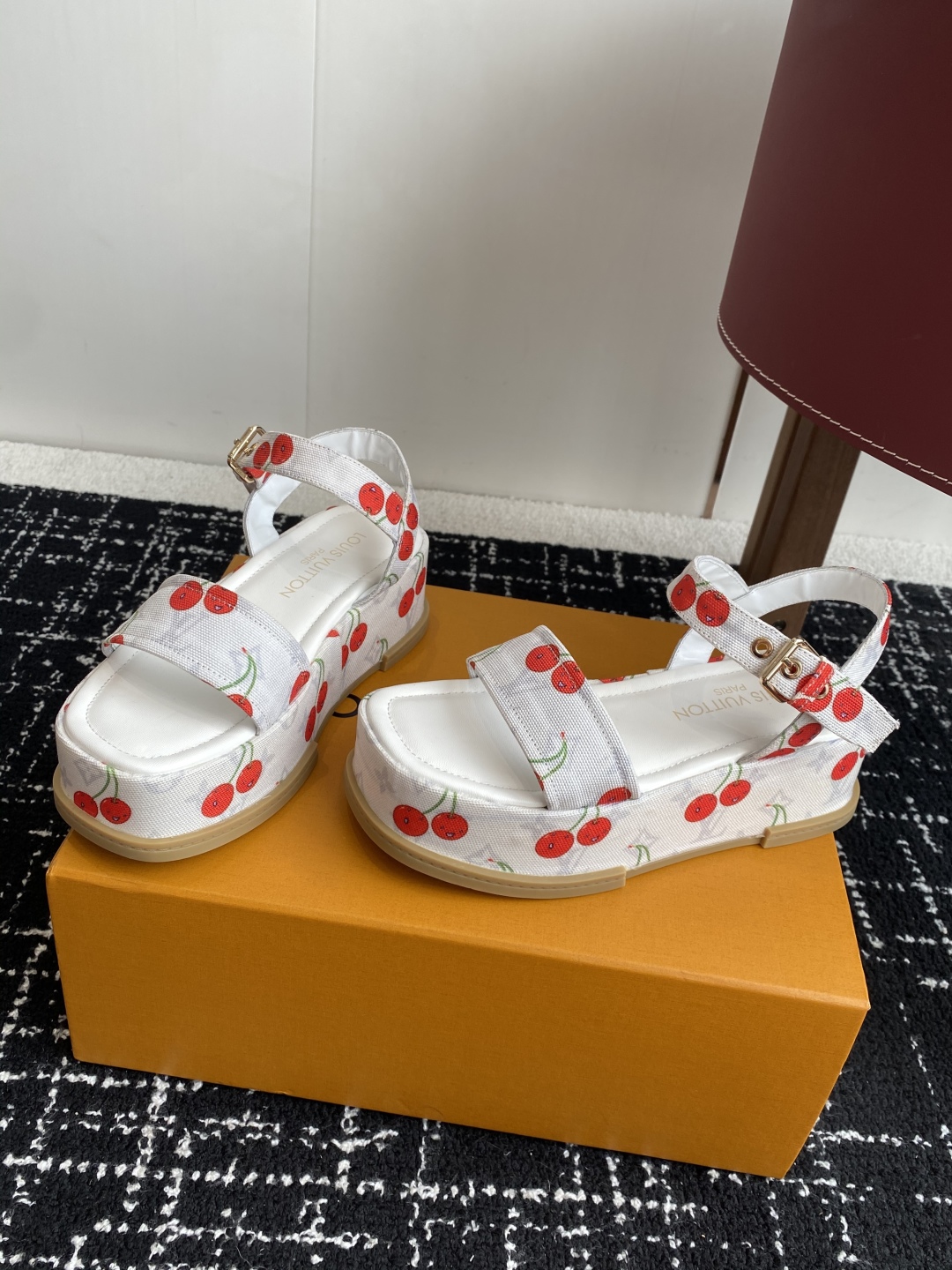 代购级
Louis Vitiaton new arrival～LV春夏厚底漆皮水台凉鞋.单宁色搭配的牛皮