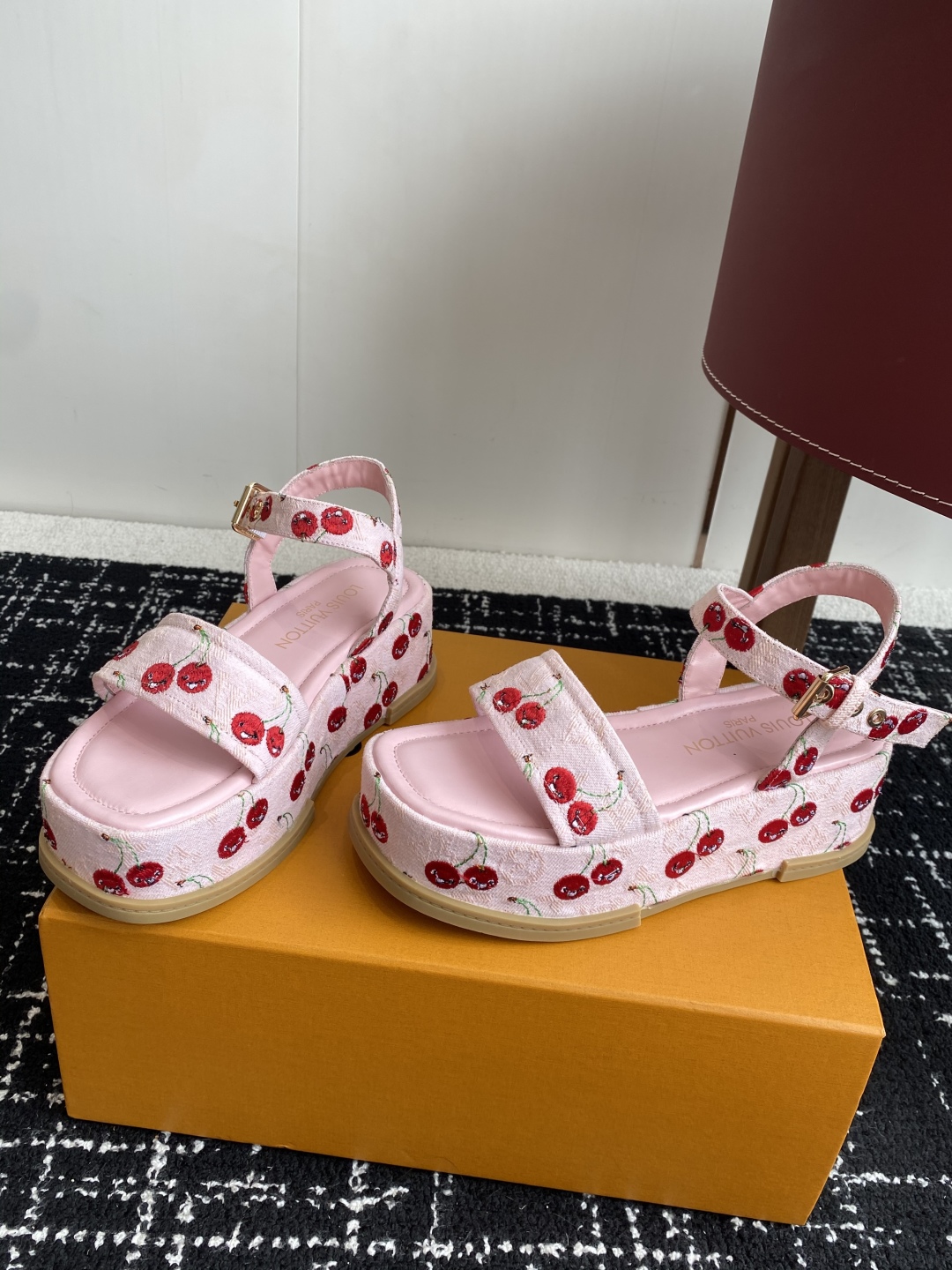 代购级
Louis Vitiaton new arrival～LV春夏厚底漆皮水台凉鞋.单宁色搭配的牛皮