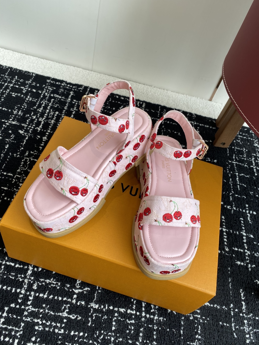 代购级
Louis Vitiaton new arrival～LV春夏厚底漆皮水台凉鞋.单宁色搭配的牛皮