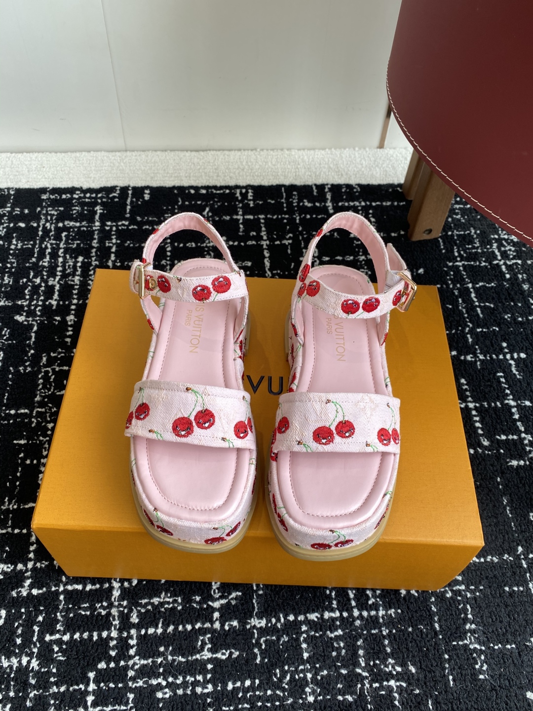 代购级
Louis Vitiaton new arrival～LV春夏厚底漆皮水台凉鞋.单宁色搭配的牛皮