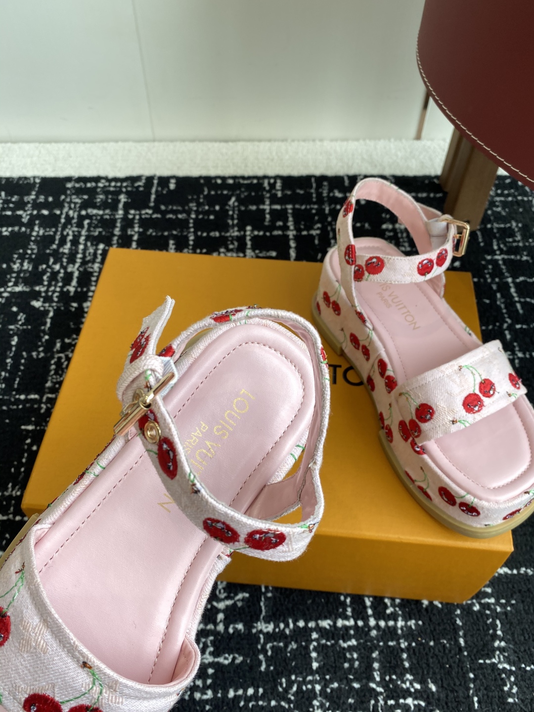 代购级
Louis Vitiaton new arrival～LV春夏厚底漆皮水台凉鞋.单宁色搭配的牛皮