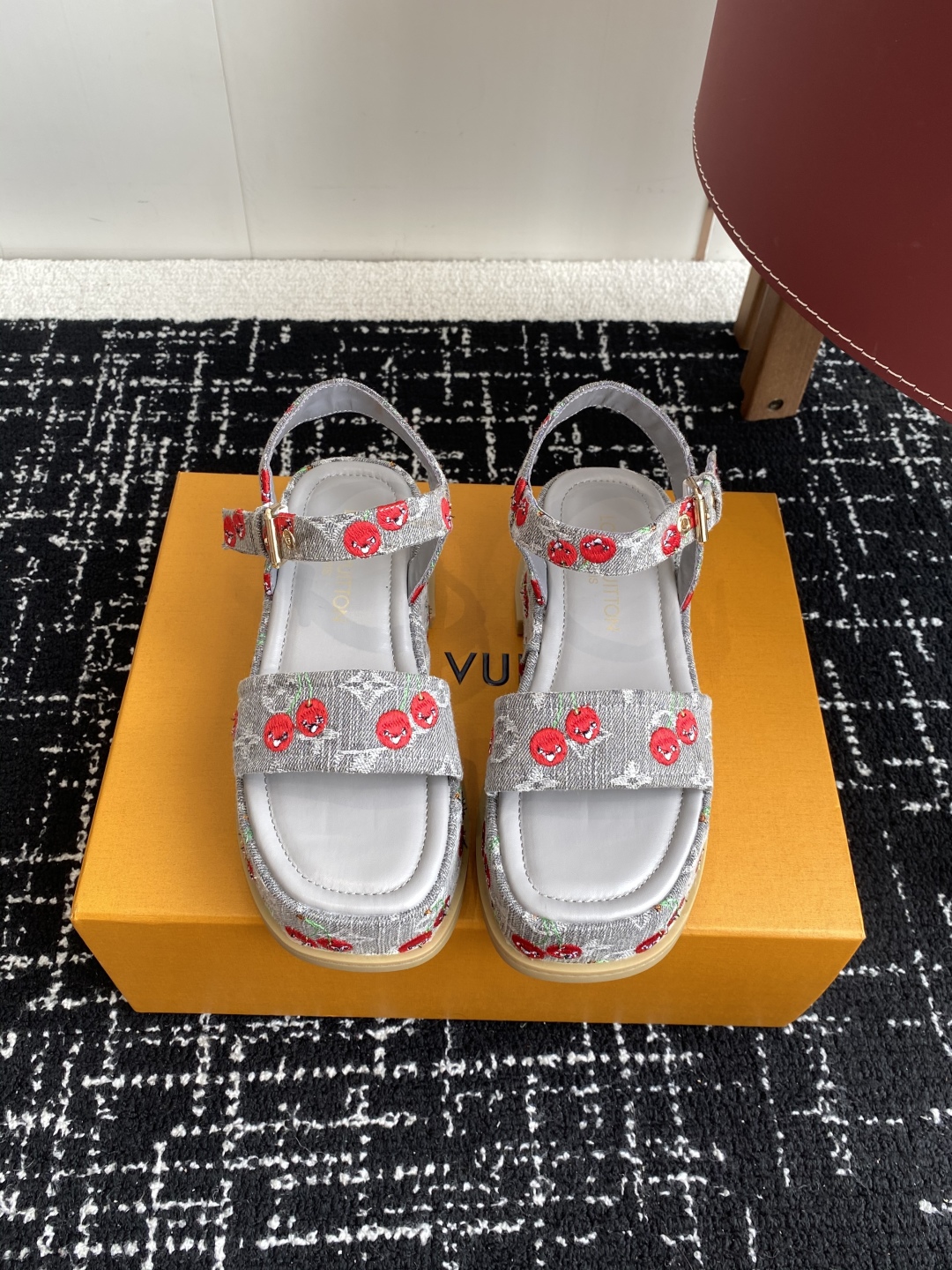 代购级
Louis Vitiaton new arrival～LV春夏厚底漆皮水台凉鞋.单宁色搭配的牛皮