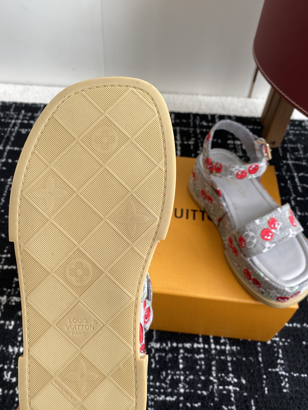 代购级
Louis Vitiaton new arrival～LV春夏厚底漆皮水台凉鞋.单宁色搭配的牛皮