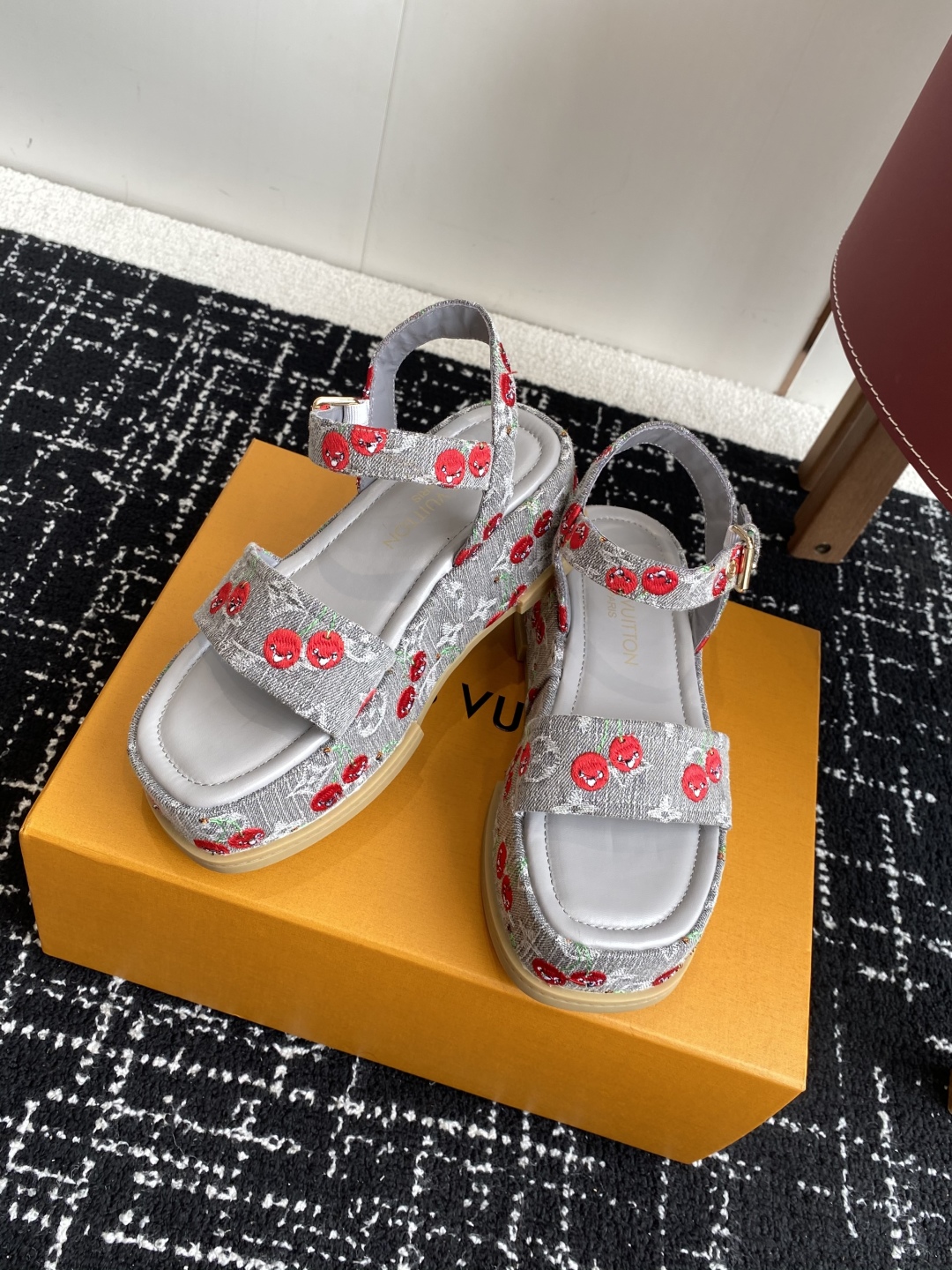 代购级
Louis Vitiaton new arrival～LV春夏厚底漆皮水台凉鞋.单宁色搭配的牛皮