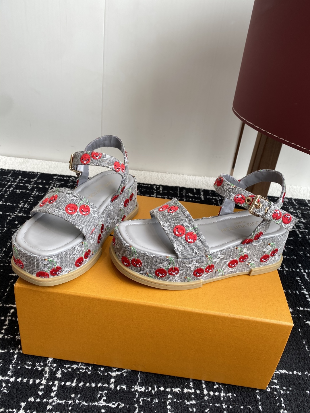 代购级
Louis Vitiaton new arrival～LV春夏厚底漆皮水台凉鞋.单宁色搭配的牛皮