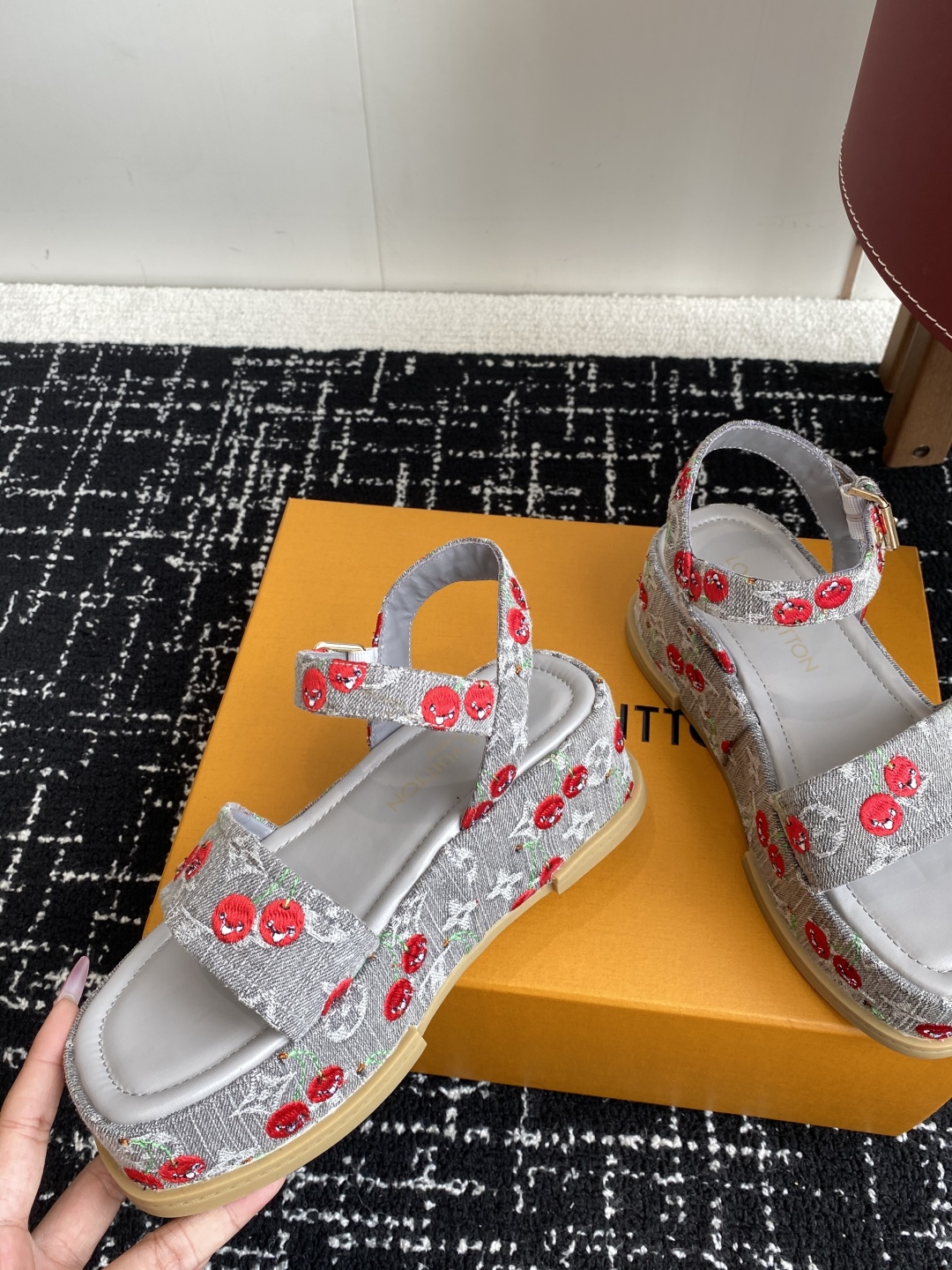 代购级
Louis Vitiaton new arrival～LV春夏厚底漆皮水台凉鞋.单宁色搭配的牛皮