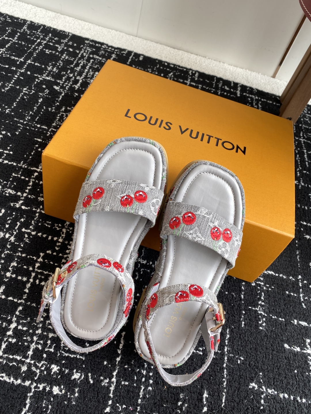代购级
Louis Vitiaton new arrival～LV春夏厚底漆皮水台凉鞋.单宁色搭配的牛皮