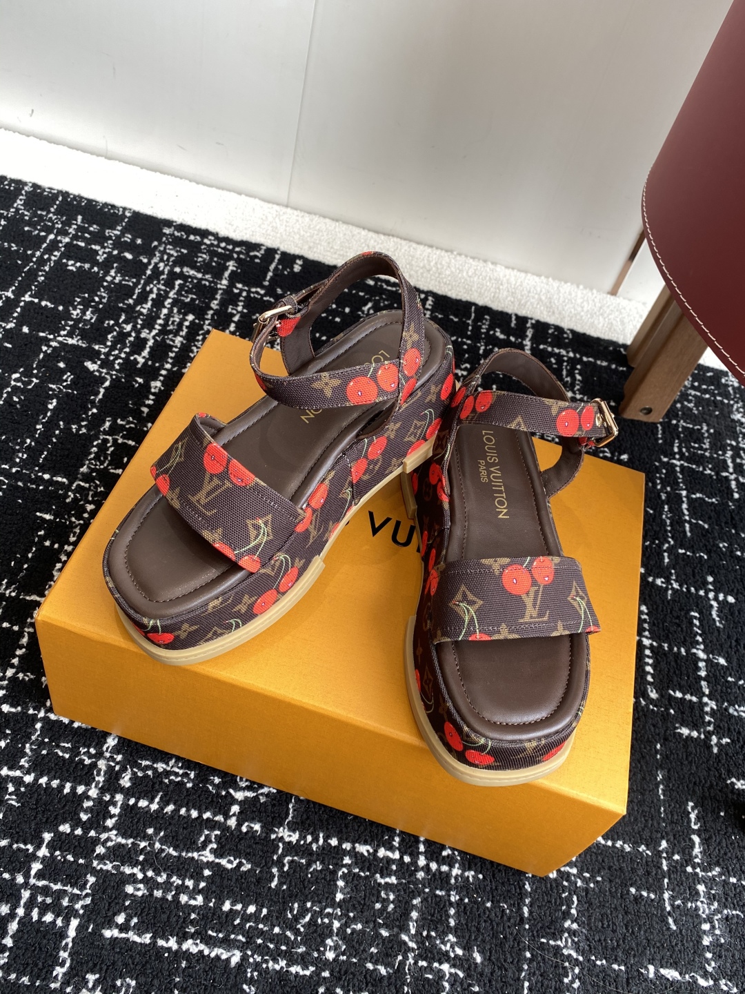 代购级
Louis Vitiaton new arrival～LV春夏厚底漆皮水台凉鞋.单宁色搭配的牛皮