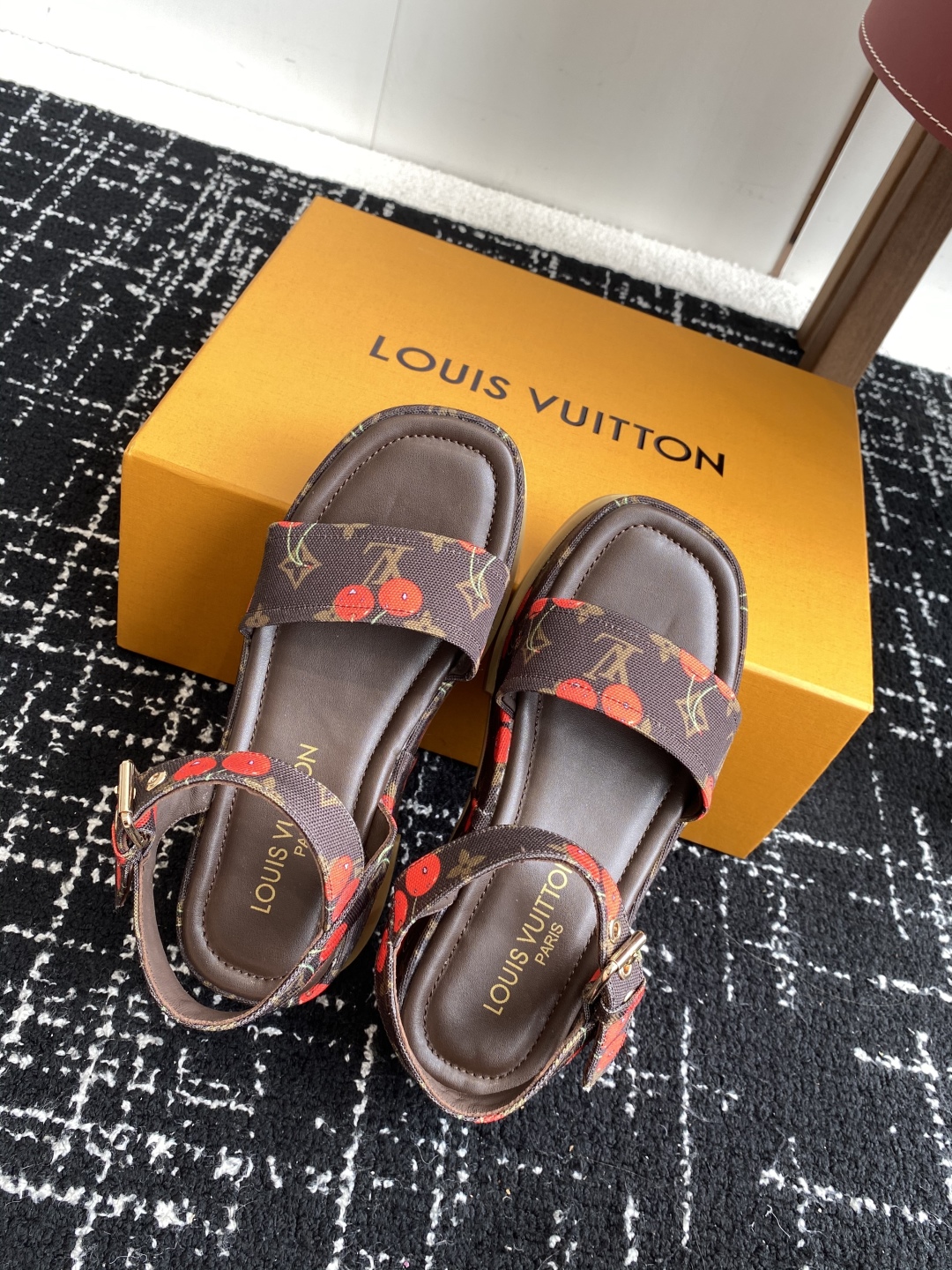 代购级
Louis Vitiaton new arrival～LV春夏厚底漆皮水台凉鞋.单宁色搭配的牛皮