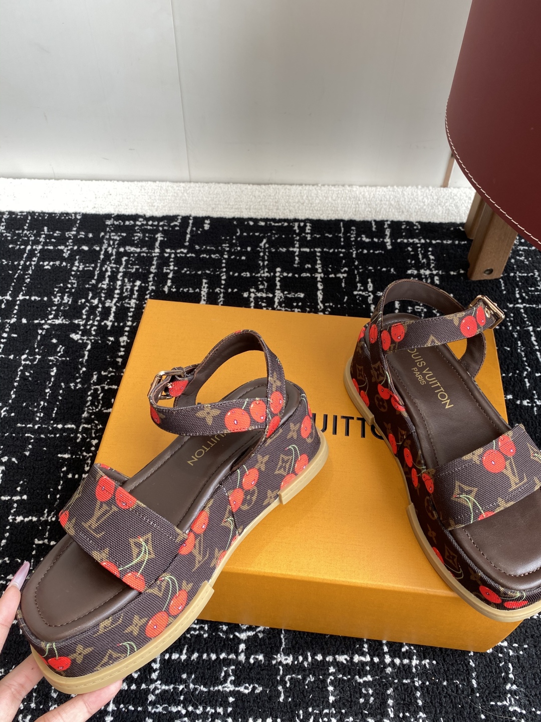 代购级
Louis Vitiaton new arrival～LV春夏厚底漆皮水台凉鞋.单宁色搭配的牛皮