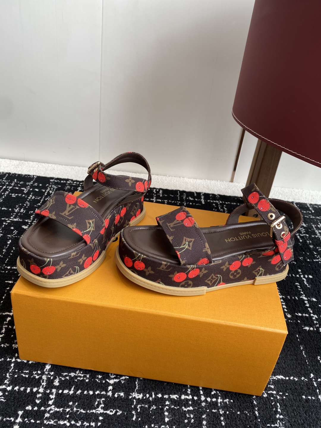 代购级
Louis Vitiaton new arrival～LV春夏厚底漆皮水台凉鞋.单宁色搭配的牛皮
