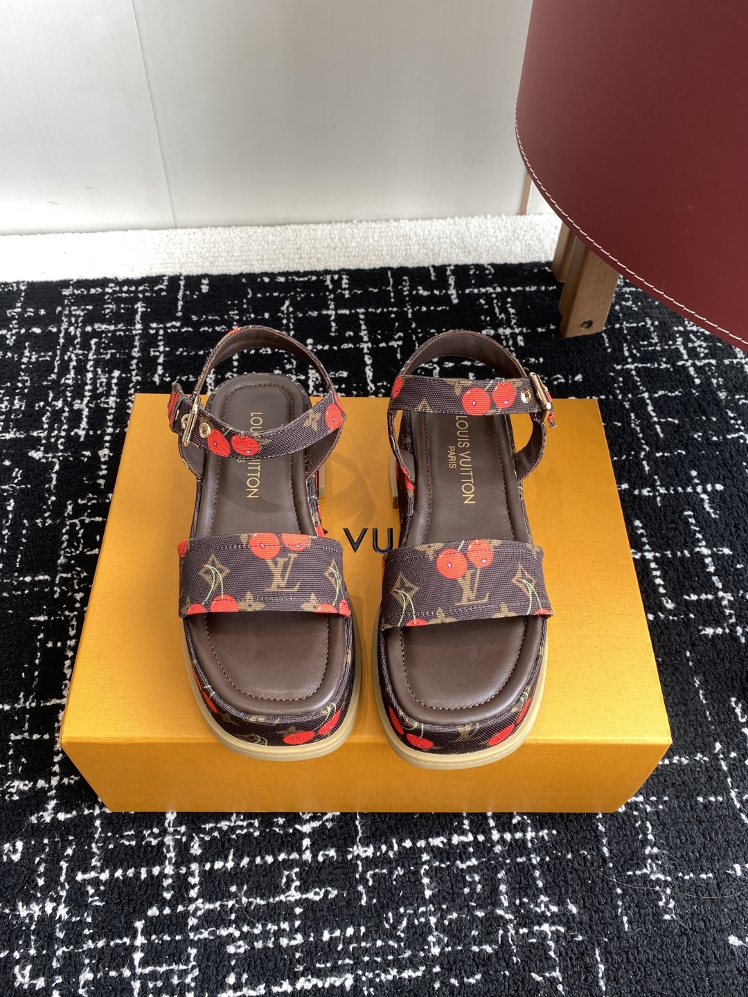 代购级
Louis Vitiaton new arrival～LV春夏厚底漆皮水台凉鞋.单宁色搭配的牛皮