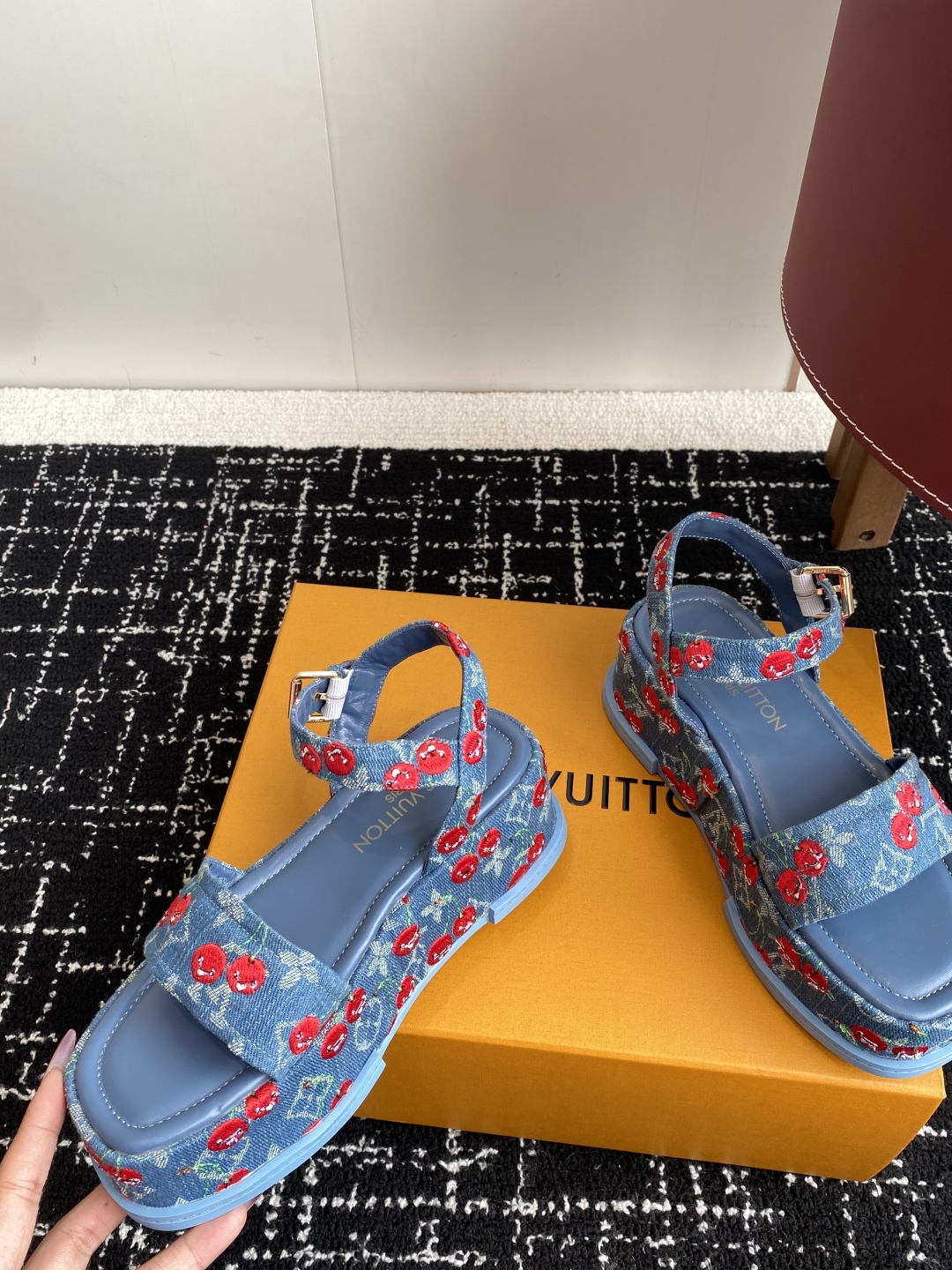代购级
Louis Vitiaton new arrival～LV春夏厚底漆皮水台凉鞋.单宁色搭配的牛皮