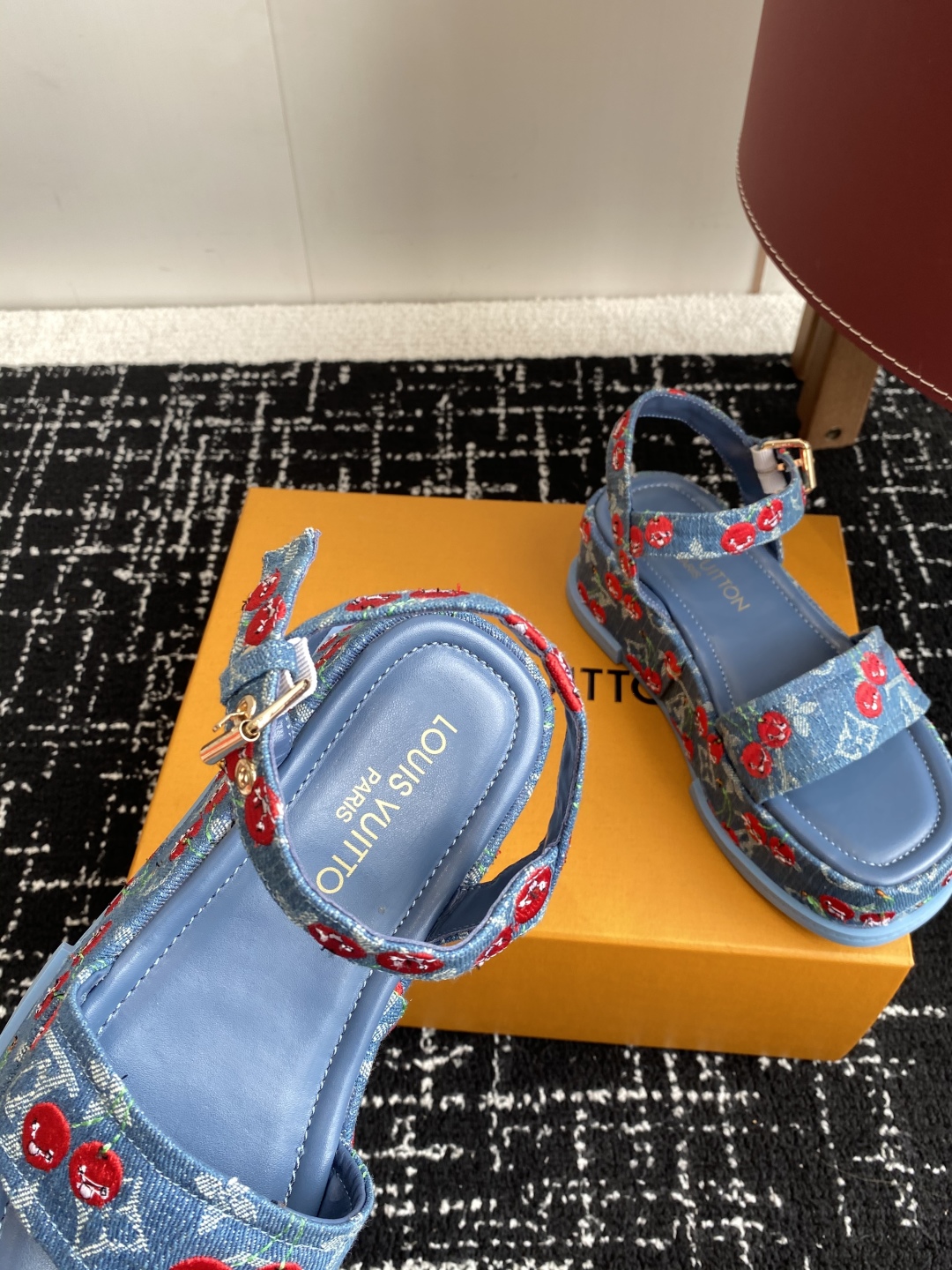 代购级
Louis Vitiaton new arrival～LV春夏厚底漆皮水台凉鞋.单宁色搭配的牛皮
