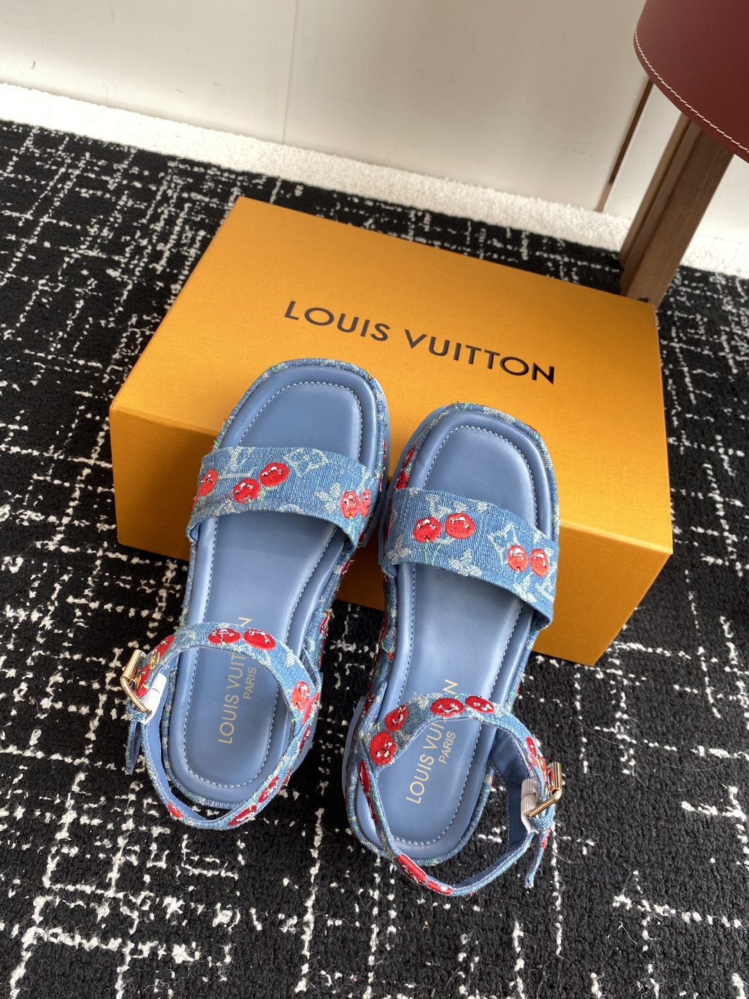 代购级
Louis Vitiaton new arrival～LV春夏厚底漆皮水台凉鞋.单宁色搭配的牛皮