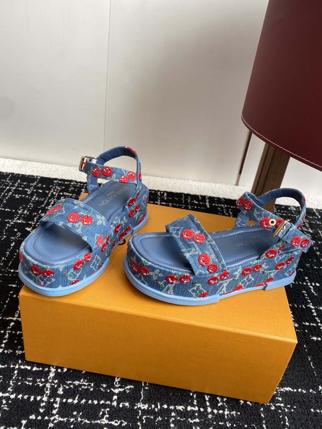 代购级
Louis Vitiaton new arrival～LV春夏厚底漆皮水台凉鞋.单宁色搭配的牛皮