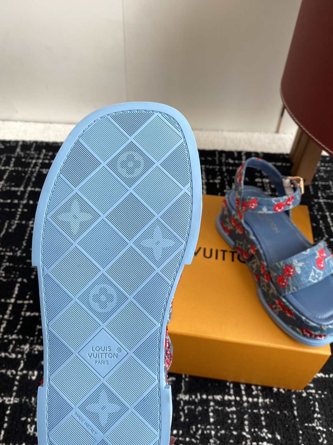 代购级
Louis Vitiaton new arrival～LV春夏厚底漆皮水台凉鞋.单宁色搭配的牛皮