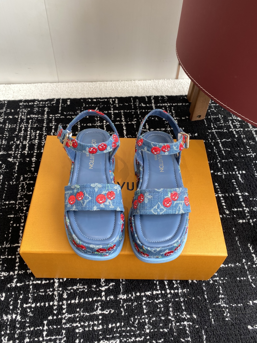 代购级
Louis Vitiaton new arrival～LV春夏厚底漆皮水台凉鞋.单宁色搭配的牛皮