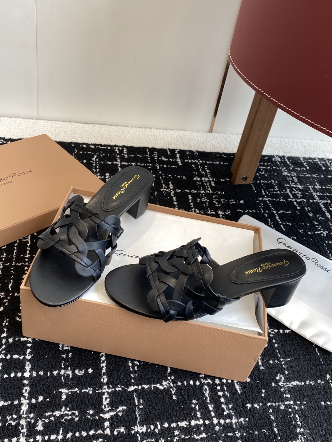 代购级
Gianvito Rossi 25 春夏新款 罗西GR法式编织镂空平底凉拖鞋粗跟高跟拖鞋

采用