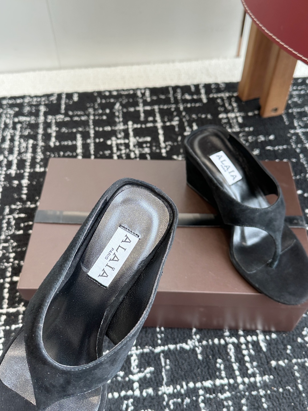 代购级
ALAIA 25ss 春夏新品简易 坡跟夹脚 拖鞋

异形跟穆勒鞋 不对称设计打破常规 释放独特